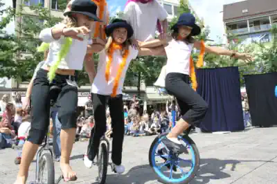 stuttgart-sommercamp wir-zeigen-auf-dem-fest-unser-koennen-beim-einrad-fahren