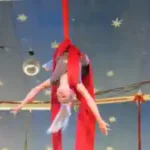 zirkus-ferien ein-maedchen-zeigt-hochseilakrobatik-im-zirkus-ferienprogramm-bei-stuttgart