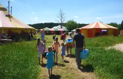 zirkuscamp-anreise anreise-im-zirkuscamp-bei-stuttgart-im-sommer