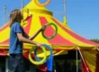 ein-junge-jongliert-mit-vier-ringen-im-zirkuscamp