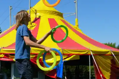 zirkuscamp-baden-wuerttemberg ein-junge-jongliert-mit-vier-ringen-im-zirkuscamp