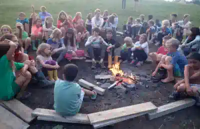 zirkuscamp-lagerfeuerabend alle-zirkusbegeisterten-sind-am-lagerfeuer-versammelt