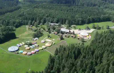 zirkuscamp-von-oben circartive-im-sommer-von-oben-bei-stuttgart