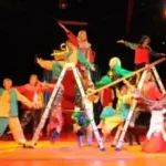 zirkusschule-stuttgart viele-kinder-fuehren-eine-akrobatik-show-auf