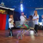 zirkusvorstellung kinder-ueben-ein-stueck-in-der-zirkusmanege
