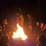 angel-lagerfeuer lagerfeuerabend-im-angel-ferienlager-mit-fisch-und-stockbrot