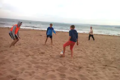 im-fussballcamp-bei-barcelona-am-strand