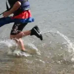 ferienlager-mit-angeln ein-junge-rennt-ins-wasser-um-seine-angel-zu-retten