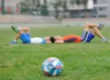 zwei-jungen-liegen-auf-dem-fussballrasen-und-traeumen