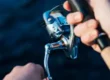 ein-jugendlicher-angler-holt-mit-der-rolle-einen-fisch