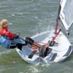 openskiff-segeln segeln-mit-einem-open-skiff-segler-fuer-jugendliche