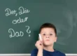 ein-junge-schreibt-an-der tafel-mit-kreide