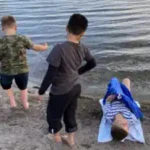 englisch-herbstferien am-see-spielen-und-erleben-tun-drei-jungs-in-den-herbstferien