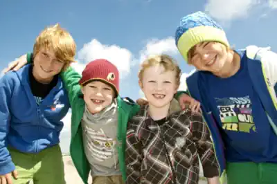 feriencamp-film vier-jungen-freuen-sich-auf-das-feriencamp-mit-film-drehen