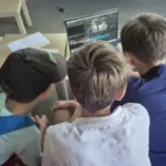 drei-kinder-scneiden-einen-film-am-laptop-im-filmcamp
