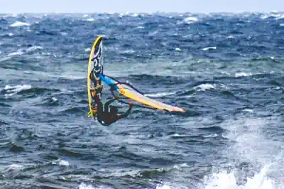 ein-surfer-im-herbst-auf-der-ostsee