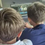 sprachcamp-herbstferien zwei-jungen-schneiden-am-laptop-ein-filmprojekt
