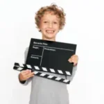 ein-junge-startet-die-filmaufnahme-mit-der-filmklappe