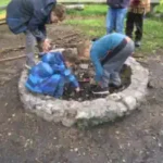 autisten-ferienlager die-jungs-bereiten-den-lagerfeuerplatz-fuer-heute-abend-vor