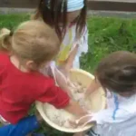 feriencamp-autisten vorbereitung-fuer-das-gemeinsame-essen-im-feriencamp