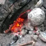 ein-uriges-abendessen-mit-feuerkartoffeln-im-heissen-feuer