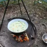 gemuesesuppe-lagerfeuer auf-dem-offenen-feuer-kochen-wir-unsere-gemuesesuppe