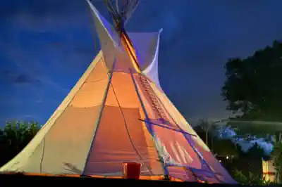 indianer-camp ein-indianer-tipi-am-abend-mit-einem-lagerfeuer