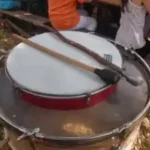 verschieden-trommeln-liegen-bereit-für-das-trommeln-im-indianercamp