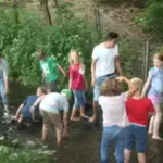 an-unserem-bach-neben-dem-indianercamp-spielen-die-kinder