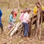 kinder-bauen-ein-waldhuette-neben-dem-tipilager