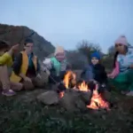 alle-kinder-sitzen-am-abend-am-lagerfeuer-vor-den-tipis