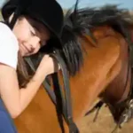 eine-reiterin-freut-sich-liebevoll-auf-das-reiten