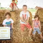 unsere-jungs-spielen-in-der scheune-mit-dem-stroh