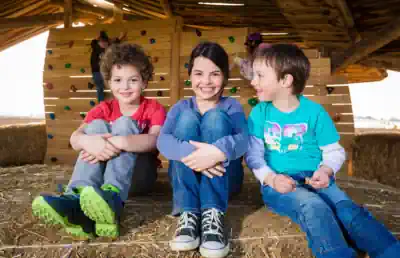 am-nachmittag-toben-die-kinder-an-der-boulderwand-und-im-stroh