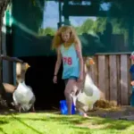 ein-maedchen-geht-mit-den-gaensen-spazieren