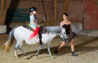 reiten-in-der-reithalle-im-herbst