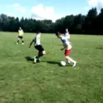 zwei-jungs-trainieren-dribblings-auf-dem-rasenplatz