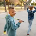 zwei-jungen-gehen-zum-badminton-spielfeld