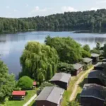 jugendherberge-falkenhain die-jugenherberge-von-oben-mit-den-bungalows-und-der-talsperre