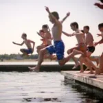 kriebstein-ferienlager viele-kinder-springen-vom-steg-der-talsperre-kriebstein