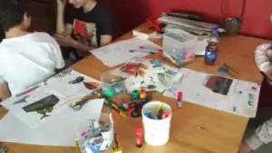 Ein Tisch voller Materialien im Englisch - Sprachcamp bei ReiseMeise.