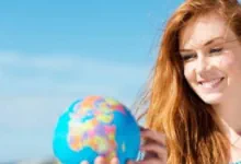 ferienprogramm-osterferien Unsere Sprachdozentin zeigt an einem Globus die englisch-sprachigen Länder.