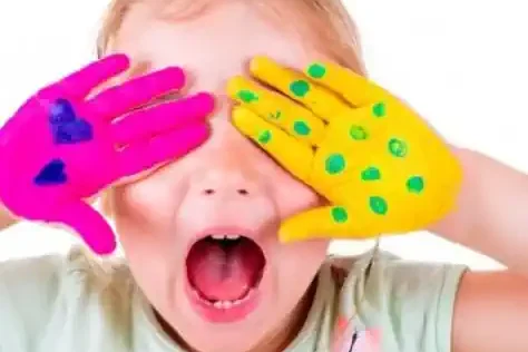 ein-maedchen-mit-kunterbunten-haenden-in-den-osterferien