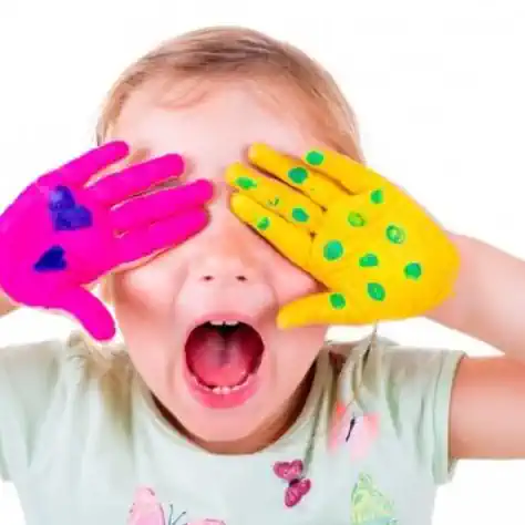 ein-maedchen-mit-kunterbunten-haenden-in-den-osterferien