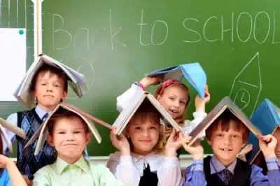 alle Kinder haben ein Englisch-Buch auf dem Kopf in der Osterfreizeit - Englischcamp