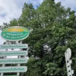 Ein Hinweißschild zum Ferienlager auf dem Dar? in Prerow an der Ostsee.