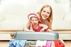 Eine Mutter packt den Koffer mit ihrem Kind nach der Packliste für Ferienlager.