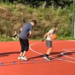 basketball-camp-ostern Training auf dem Basketballfeld mit dem Ball