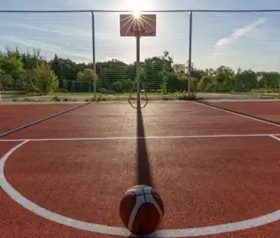 ein Basketballfeld in der Sommersonnen bereit zum bespielen