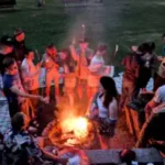 ein zünftiges Lagerfeuer für das Englisch-Language-Camp.